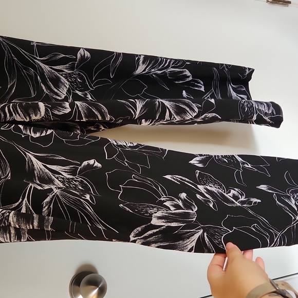 Black and white floral print flowy pants - Picture 2 of 8